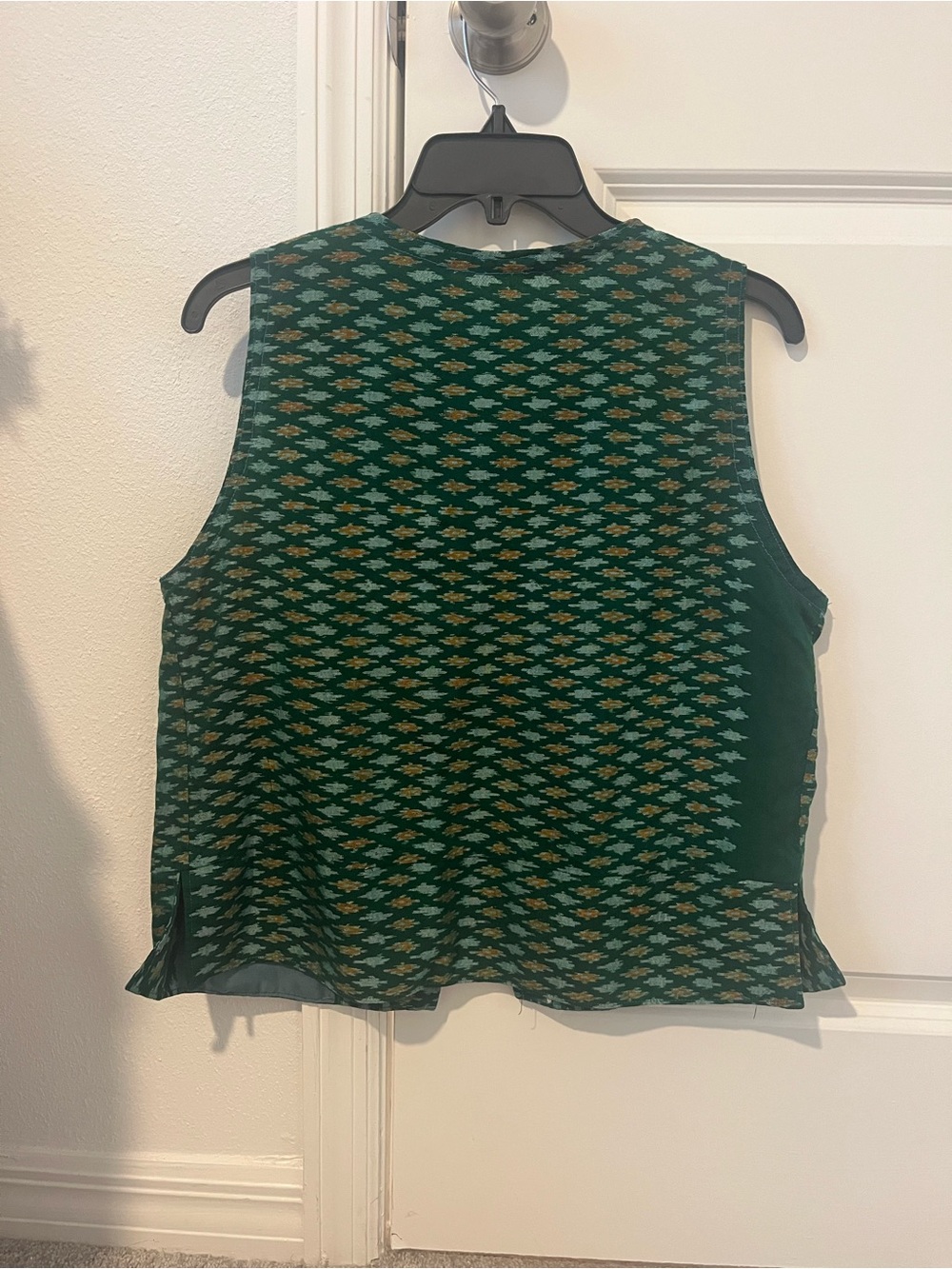 Green Patterned Sleeveless Button-Front Top - Picture 4 of 9